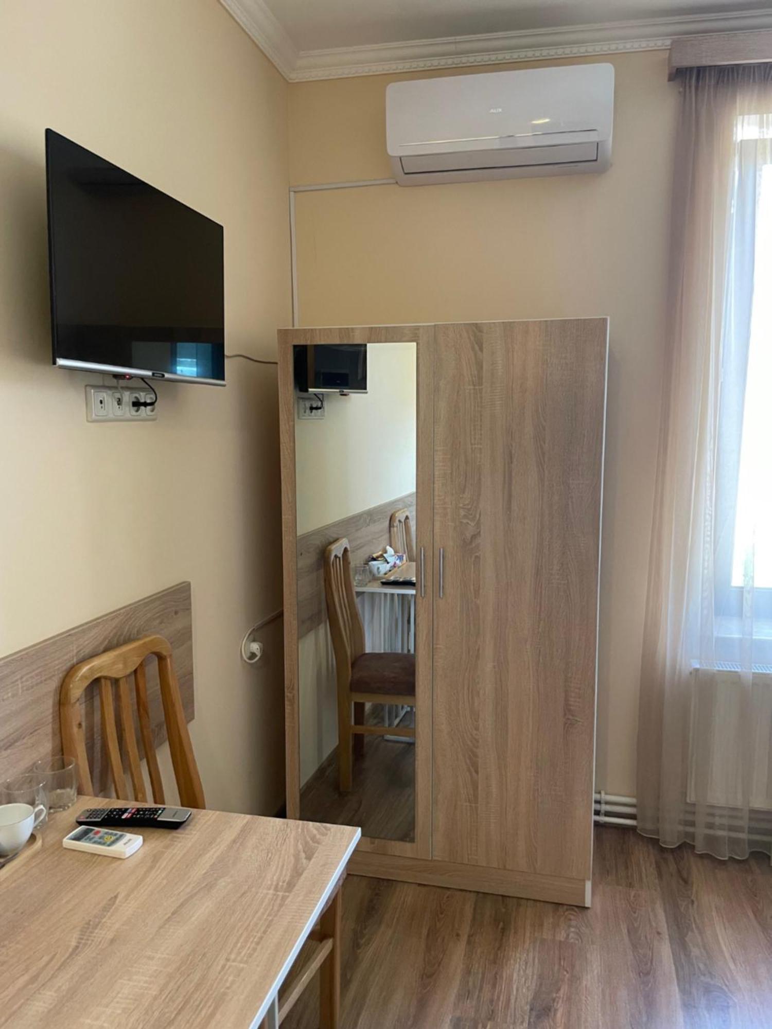 Decca Hotel Yerevan Bagian luar foto