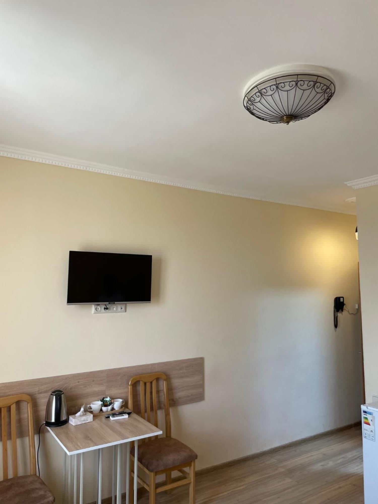 Decca Hotel Yerevan Bagian luar foto