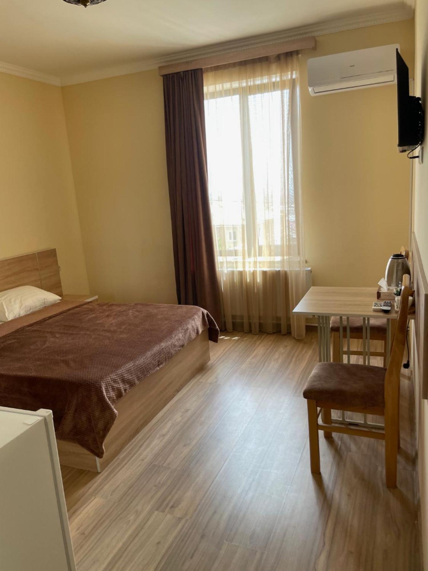 Decca Hotel Yerevan Bagian luar foto