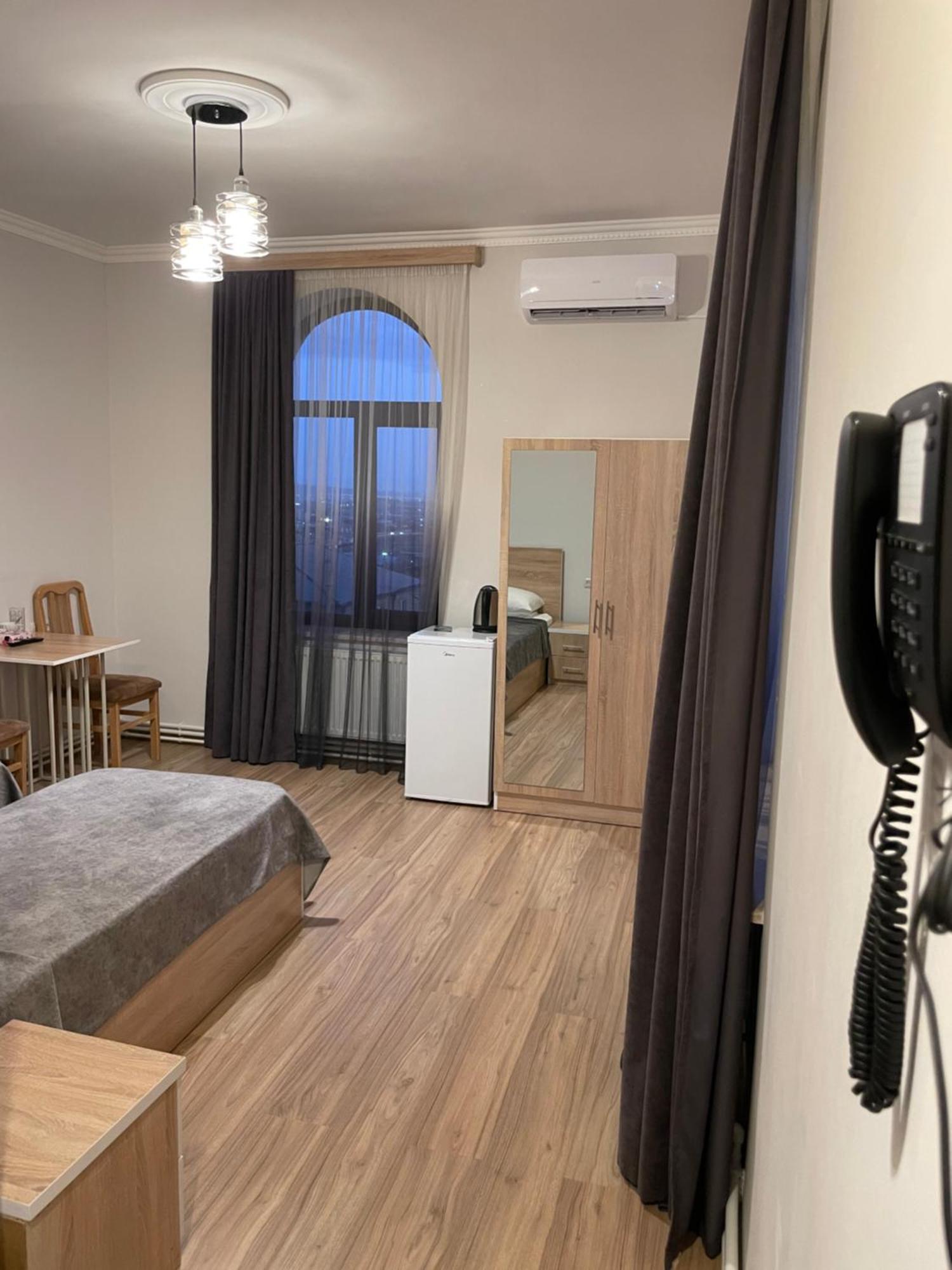 Decca Hotel Yerevan Bagian luar foto
